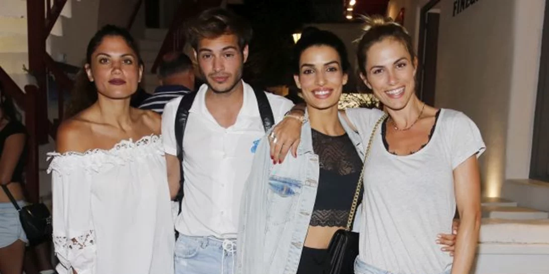 Μαίρη Συνατσάκη - Τόνια Σωτηροπούλου - Ντορέττα Παπαδημητρίου: Βόλτα στα στενά της Μυκόνου