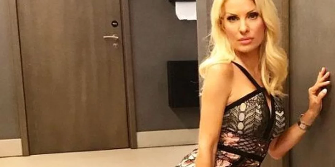 Ελένη Μενεγάκη: Ποζάρει με μπικίνι στην παραλία