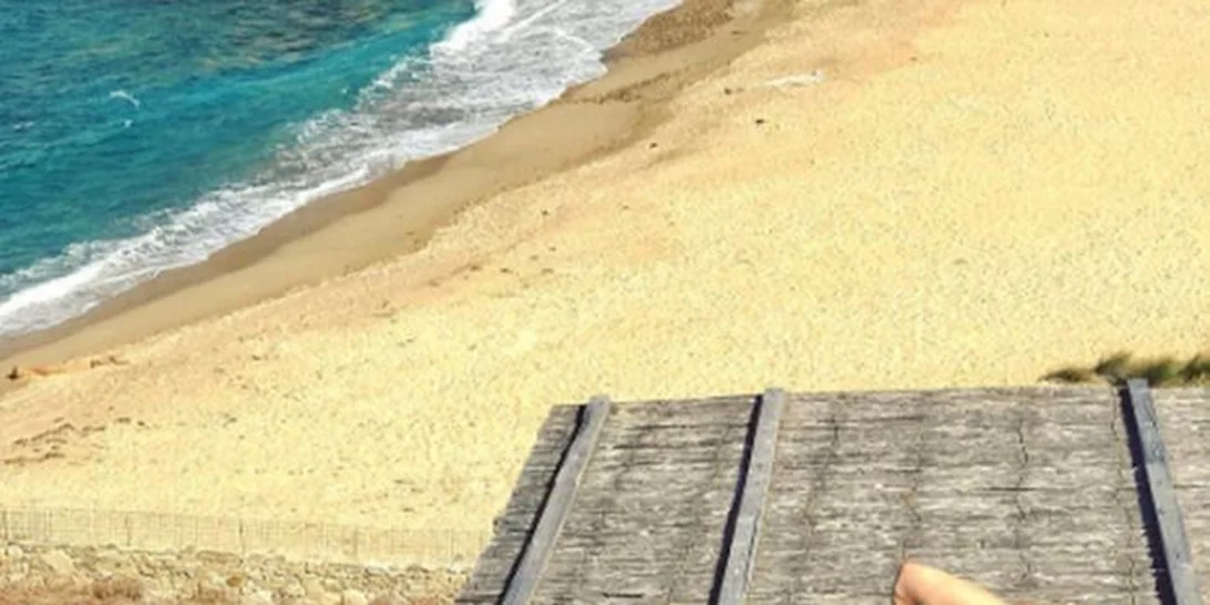 Ντορέττα Παπαδημητρίου: Στην παραλία αγκαλιά με την Τόνια Σωτηροπούλου και την Κατρίνα Τσάνταλη