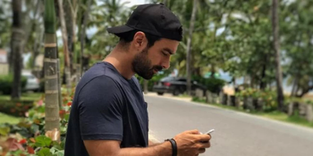 Σάκης Τανιμανίδης: Ποζάρει μαζί με την αδερφή του και θυμάται τα παιδικά του χρόνια