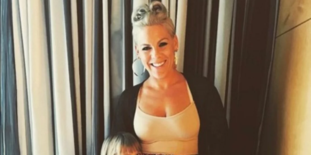 Η Pink στηρίζει τον θηλασμό με μια αστεία φωτογραφία