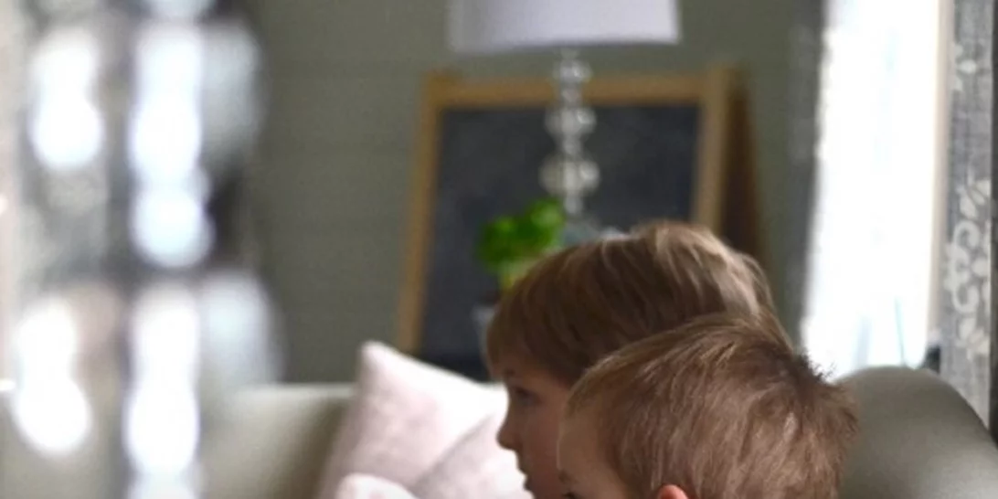 Όταν δεν έχεις χρόνο ούτε για ένα ντους, άσε την τηλεόραση να κάνει baby sitting