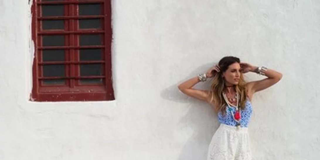 Mykonos Report: Τι φορούν οι διάσημες στα σοκάκια της Μυκόνου