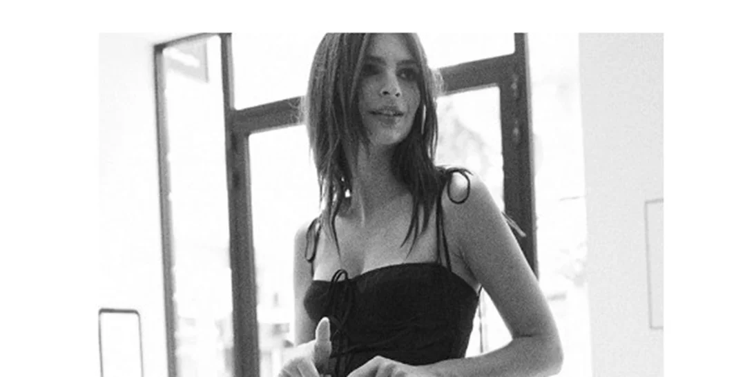 H Emily Ratajkowski σχεδιάζει την πρώτη της συλλογή από τσάντες