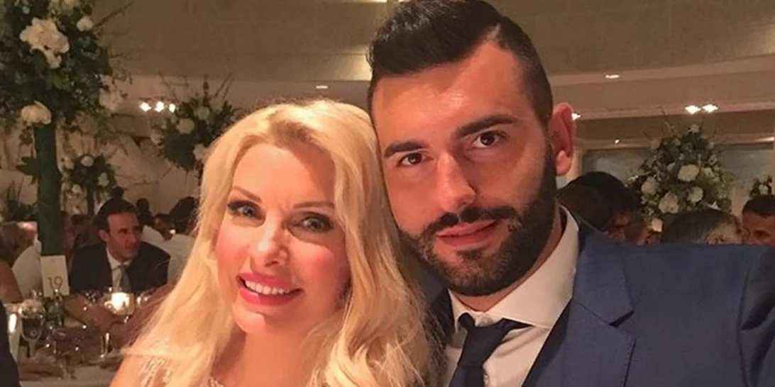 #SakisKatia: Τι φόρεσαν οι λαμπερές καλεσμένες και όλες οι λεπτομέρειες των looks τους