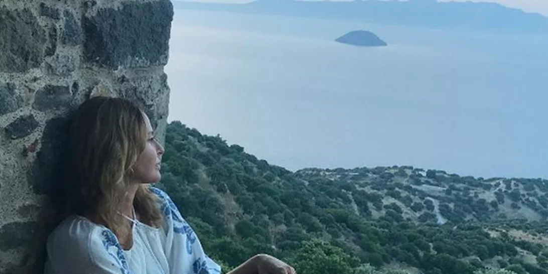 Τζένη Μπαλατσινού: Διακοπές στην Πάτμο μαζί με την κόρη της Αλεξάνδρα