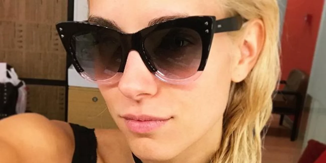 Δούκισσα Νομικού - Ντορέττα Παπαδημητρίου: Μπάνιο και ηλιοθεραπεία στον Πλατύ Γυαλό της Μυκόνου