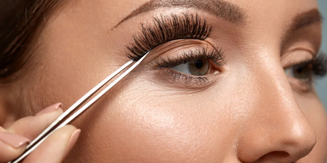 Πώς καθαρίζονται οι ψεύτικες βλεφαρίδες; Ένας εύκολος τρόπος