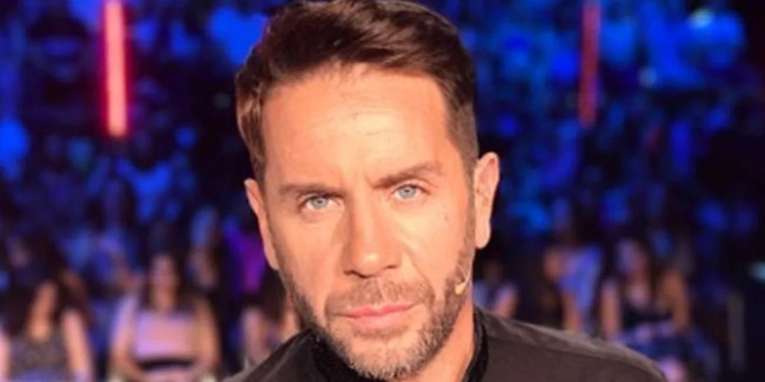 Γιώργος Μαζωνάκης: Ποζάρει με την αγάπη του στη πισίνα