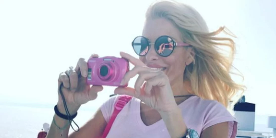 Ελένη Μενεγάκη: Το νυχτερινό πάρτι στην παραλία - Ποζάρει αγκαλιά με τον Μάκη Παντζόπουλο & τον αδελφό της