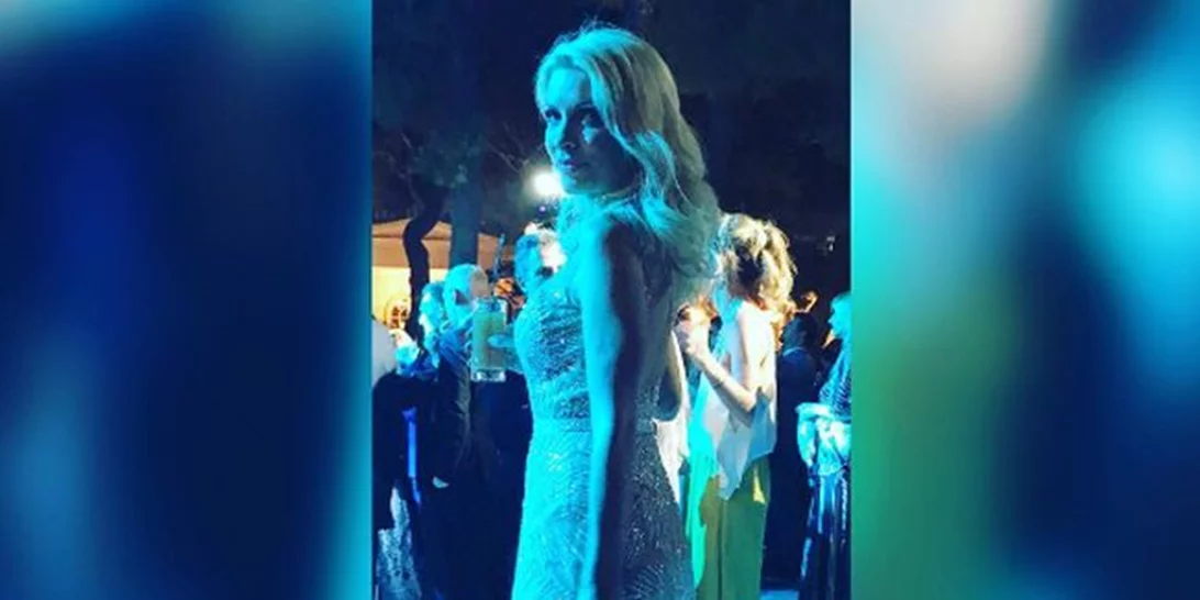 Ελένη Μενεγάκη: Η εντυπωσιακή της εμφάνιση στον γάμο του Σάκη Ρουβά και της Κάτιας Ζυγούλη