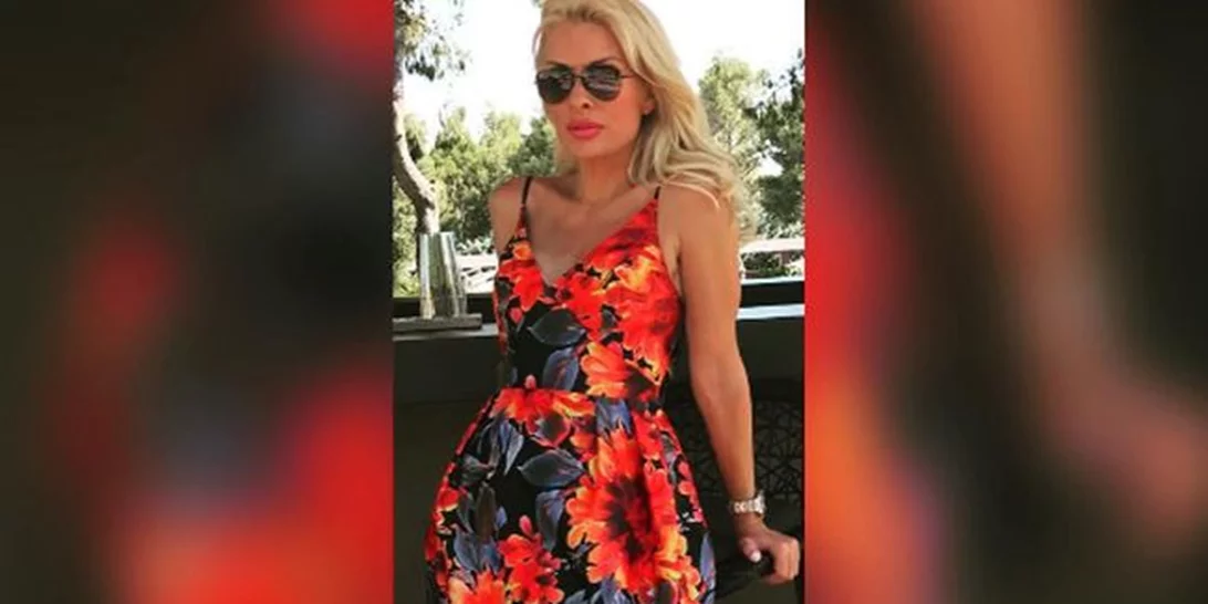 Ελένη Μενεγάκη: Με μπικίνι και λευκό καφτάνι στα Άχλα