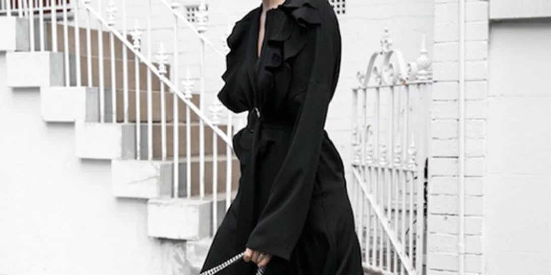 Μίνιμαλ στυλ: 7 bloggers που φορούν μόνο μαύρο, λευκό, γκρι και denim