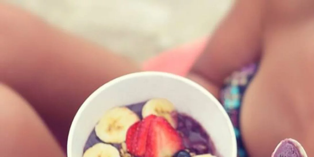 Mπανάνες, μούρα και μήλα: Ποια είναι η ιδανική στιγμή να φας το κάθε φρούτο για να είναι super θρεπτικά;