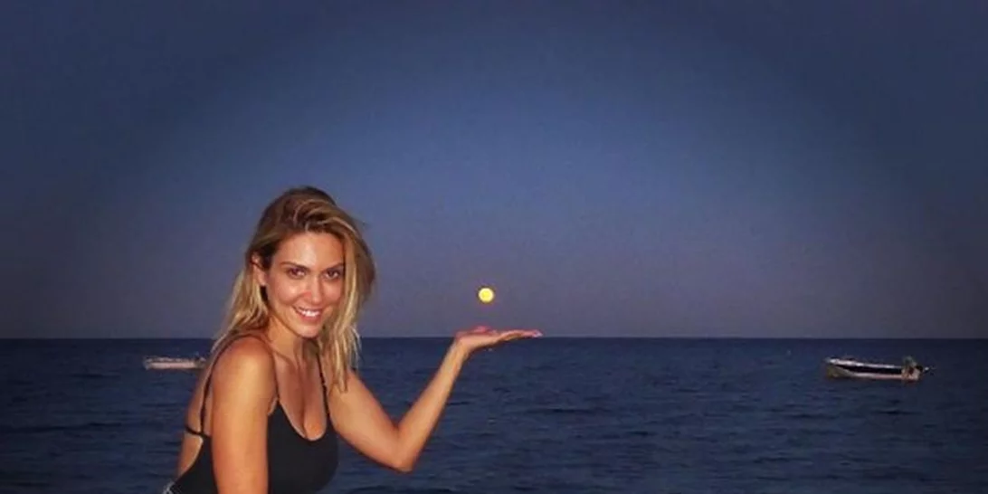 Έλενα Παπαβασιλείου: Διακοπές στην Σαντορίνη - Δες φωτογραφίες με καυτό μπικίνι