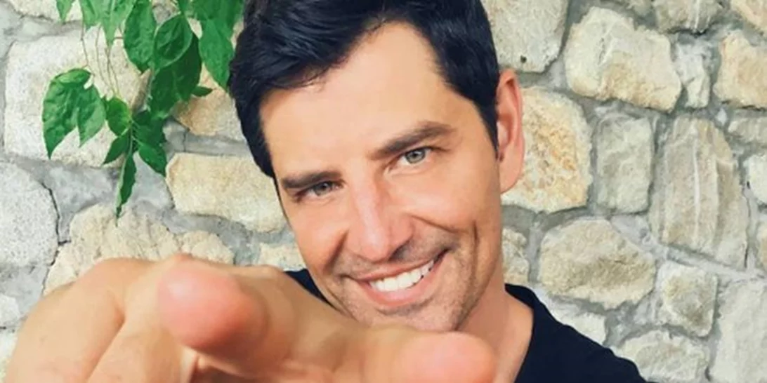 Σάκης Ρουβάς: Βουτιές στην πισίνα λίγο πριν τον γάμο