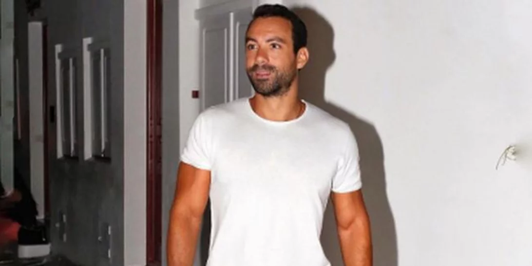 Σάκης Τανιμανίδης: Προκάλεσε χαμό σε παραλία της Μυκόνου