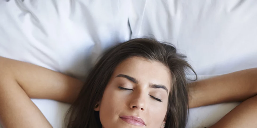 Πώς θα κοιμάσαι άνετα χωρίς κλιματιστικό και ζέστη το καλοκαίρι