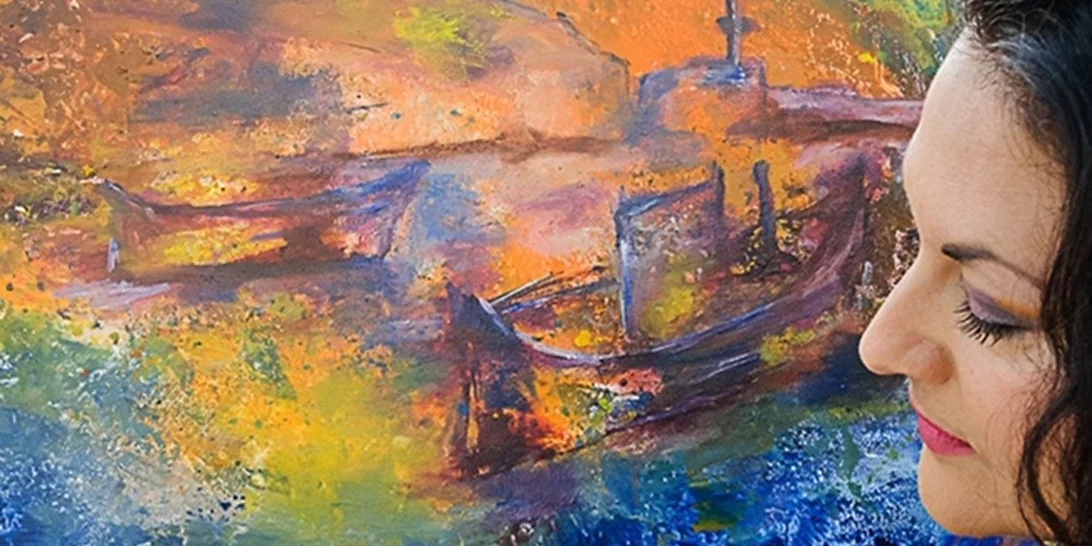 Άντζελα Πέτροβα: Η νέα της έκθεση είναι ένα υπέροχο ταξίδι στη νησιωτική Ελλάδα