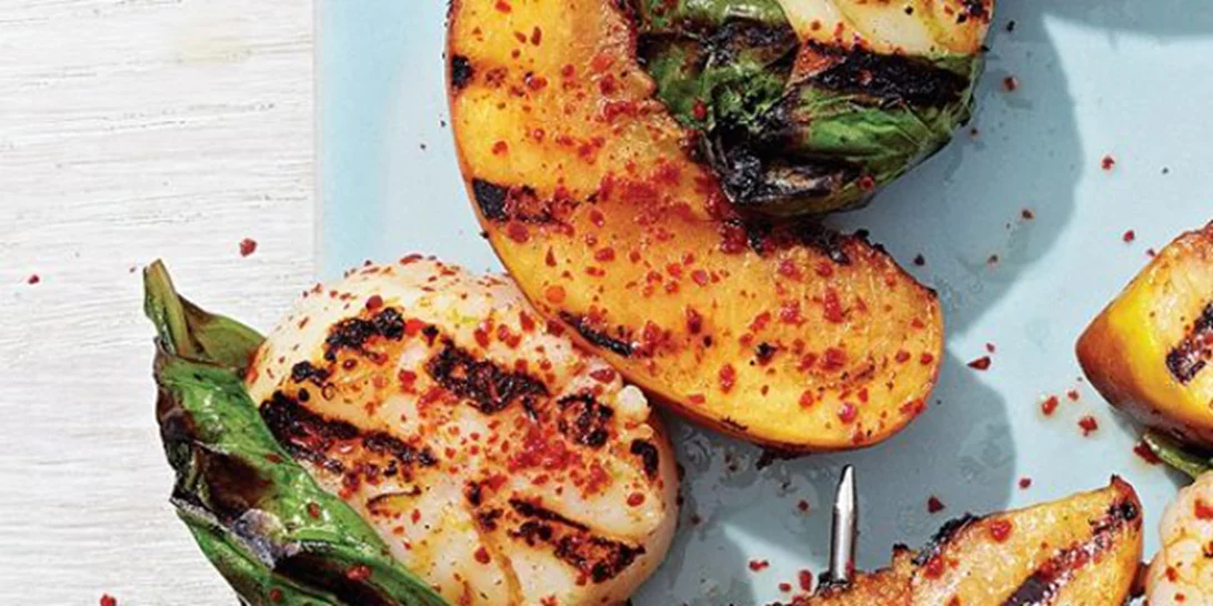 Σουβλάκια με ροδάκινο και χτένια τυλιγμένα σε βασιλικό