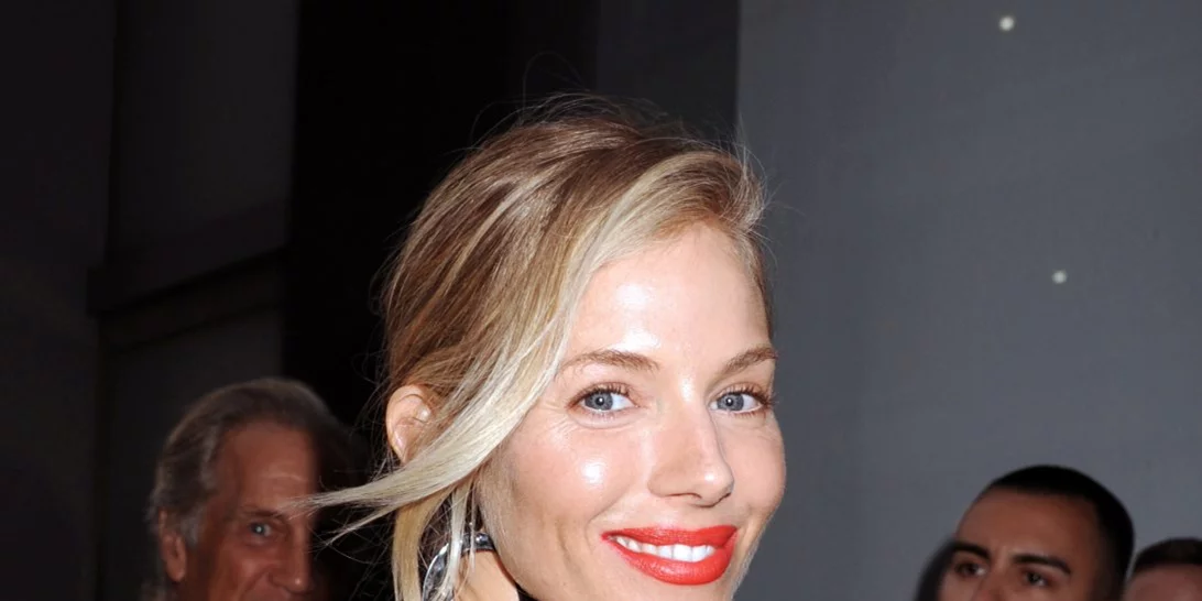 Sienna Miller: Φόρεσε το πιο διαχρονικό print του καλοκαιριού