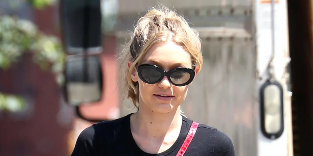H Gigi Hadid σού δείχνει πώς να φορέσεις το φαρδύ παντελόνι