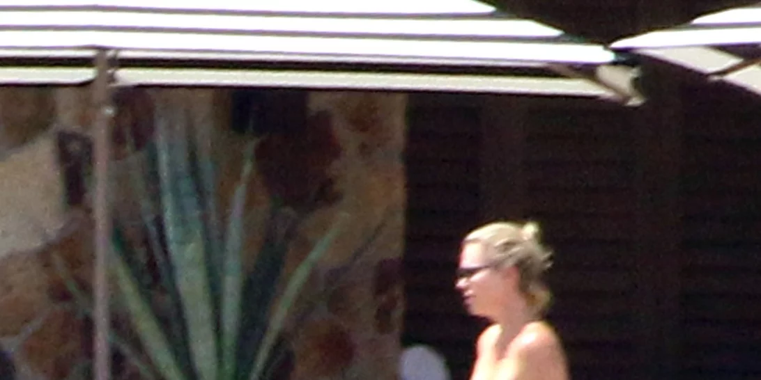 Charlize Theron: Οι παπαράτσι την τσάκωσαν μόνο με το μαγιό της!