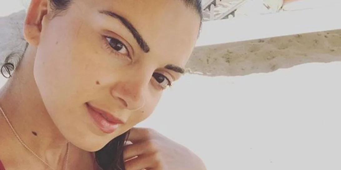 Σταματίνα Τσιμτσιλή | Αγναντεύει το ηλιοβασίλεμα με τις κόρες της