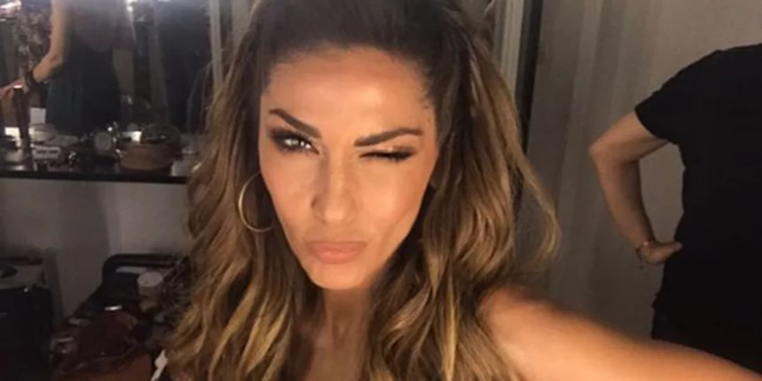 Δέσποινα Βανδή: Με καυτό μαύρο μπινίκι ποζάρει στην πισίνα της