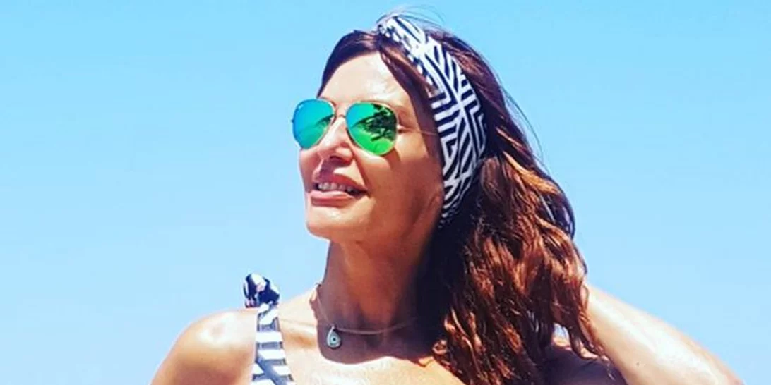 Βίκυ Χατζηβασιλείου: Με καυτό μπικίνι σε πισίνα