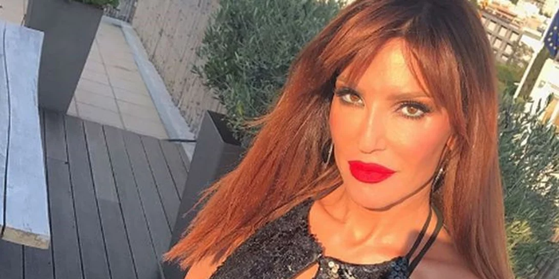 Βίκυ Χατζηβασιλείου: Με ολόσωμο μαγιό στην παραλία