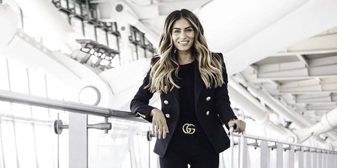 Με αυτό το outfit μπορεί να κερδίσεις πιο εύκολα μια αναβάθμιση στην Πρώτη Θέση