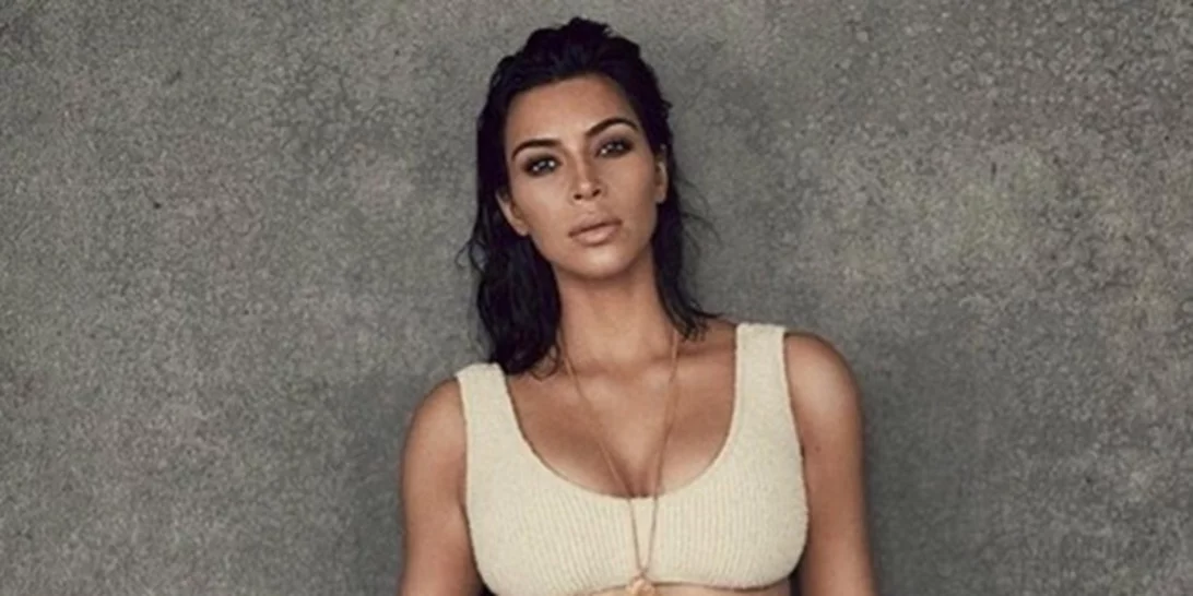 Kim Kardashian: Φωτογραφήθηκε γυμνή πάνω σε... δέντρο!