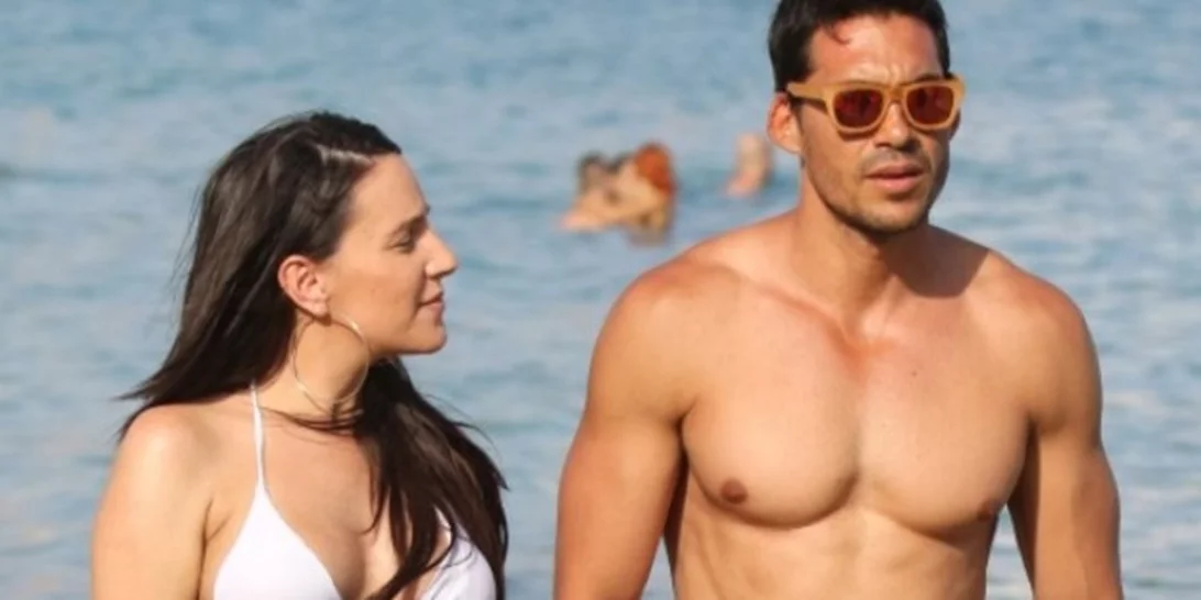 Μαλού: Με φουσκωμένη κοιλίτσα στην παραλία στον πλευρό του συντρόφου της