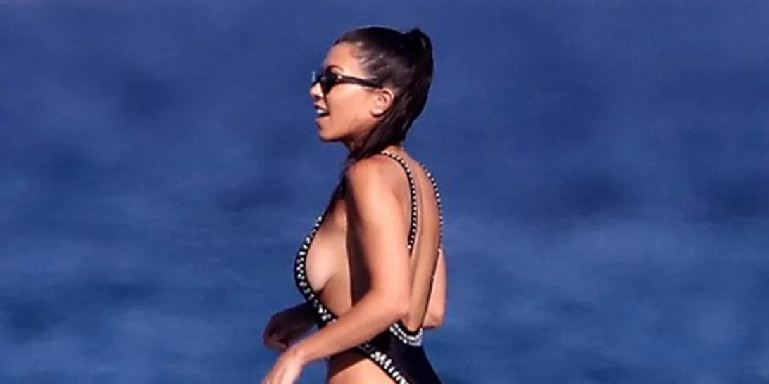 Kourtney Kardashian: Με μαγιό και σώμα που κόβει την ανάσα