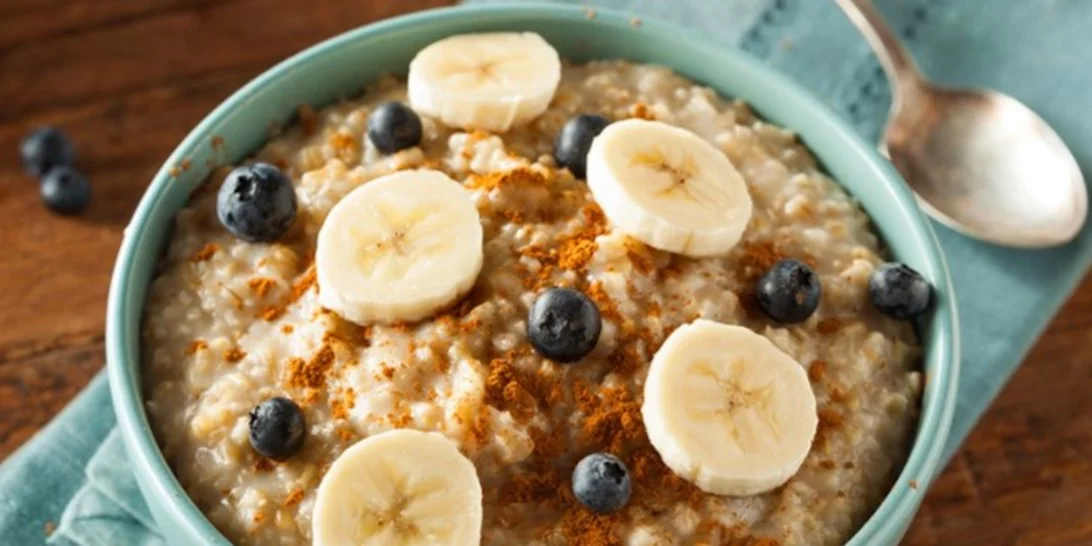 Πρωινό με βρώμη: 4 συνταγές με λιγότερες από 400 θερμίδες