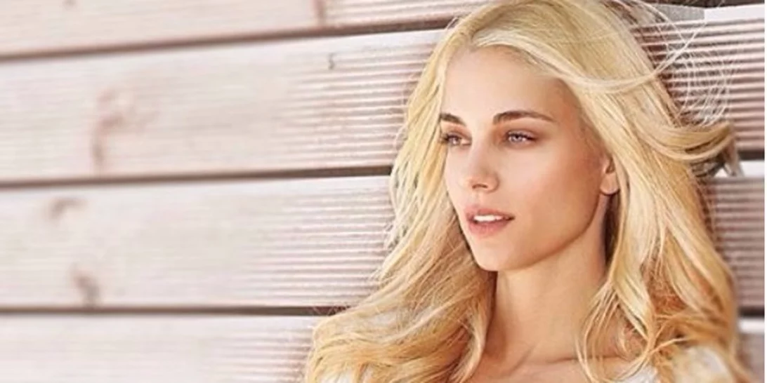 Δούκισσα Νομικού: Ποζάρει με φόντο το ηλιοβασίλεμα