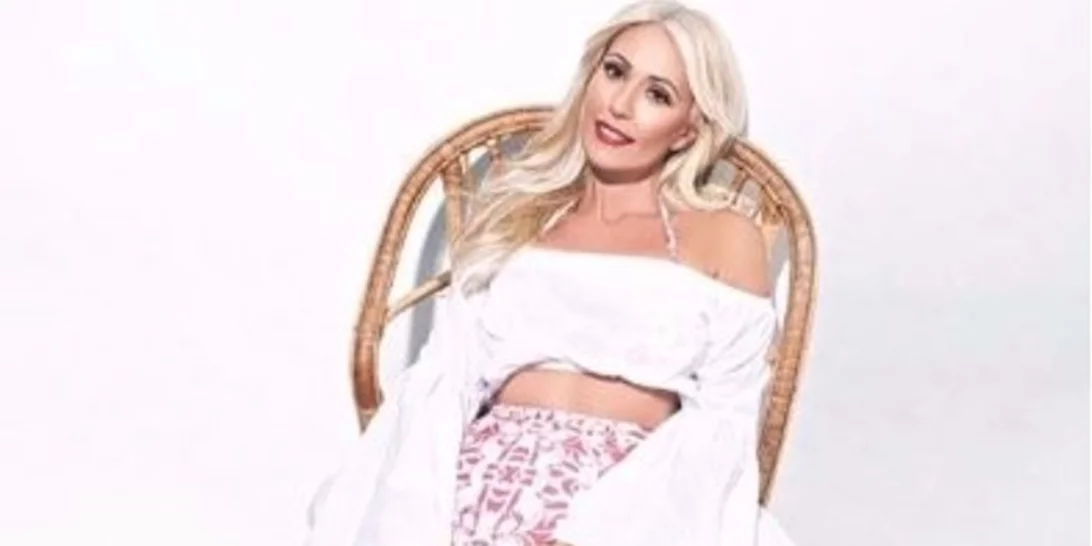 Μαρία Μπακοδήμου: Ποζάρει με μαύρο ολόσωμο μαγιό