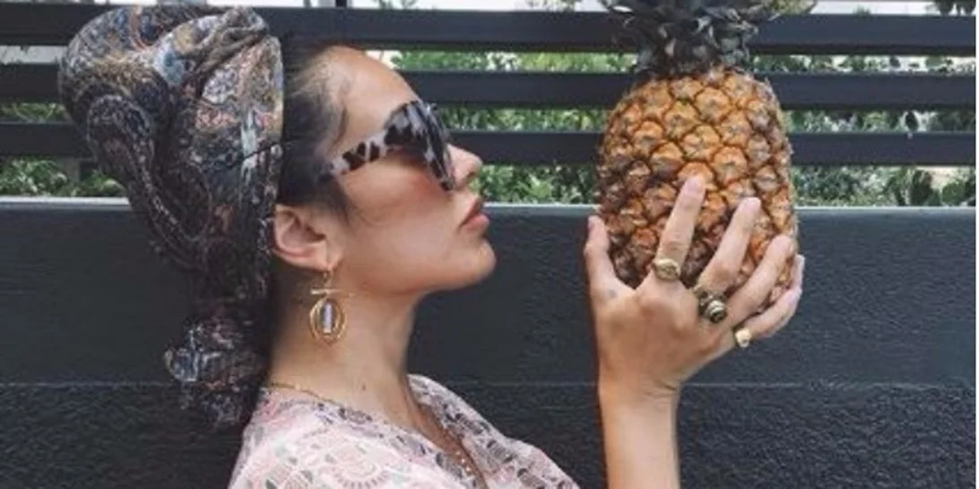 Κόνι Μεταξά: Ποζάρει με μπικίνι στη Μύκονο