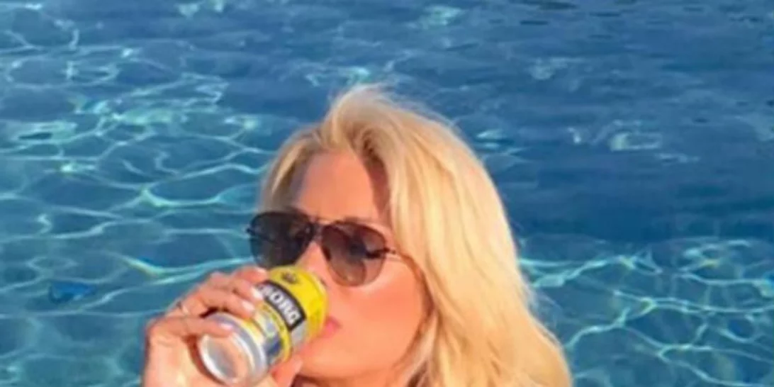 Ελένη Μενεγάκη: Βουτιές σε καταγάλανα νερά με τις κόρες της