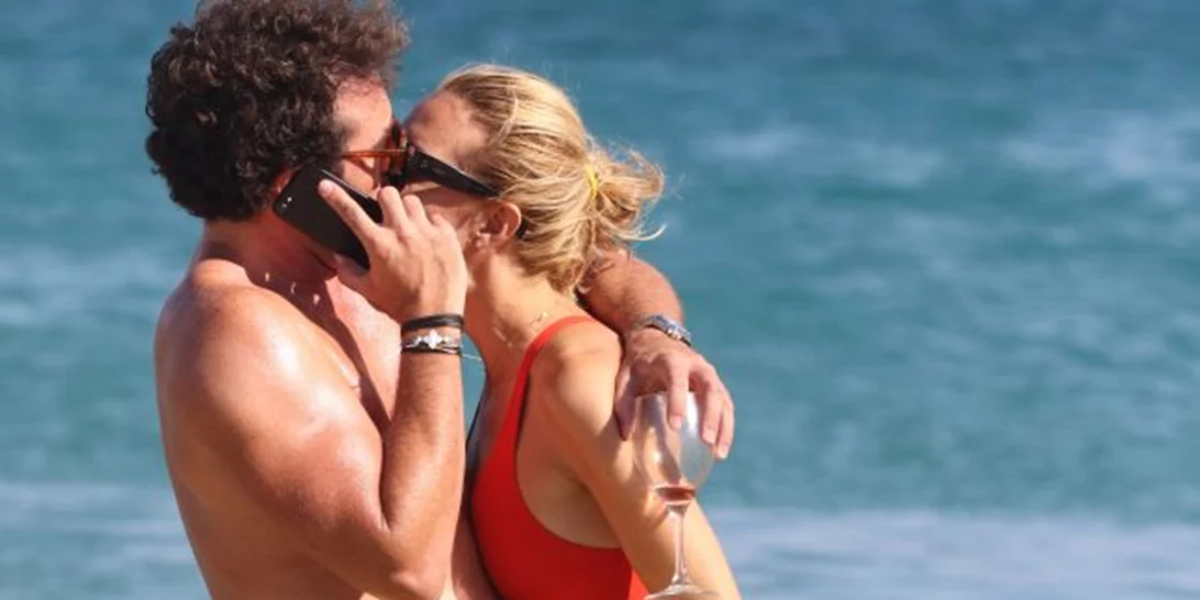 Βίκυ Καγιά - Ηλίας Κρασσάς: Τρυφερές αγκαλιές και φιλιά στην παραλία