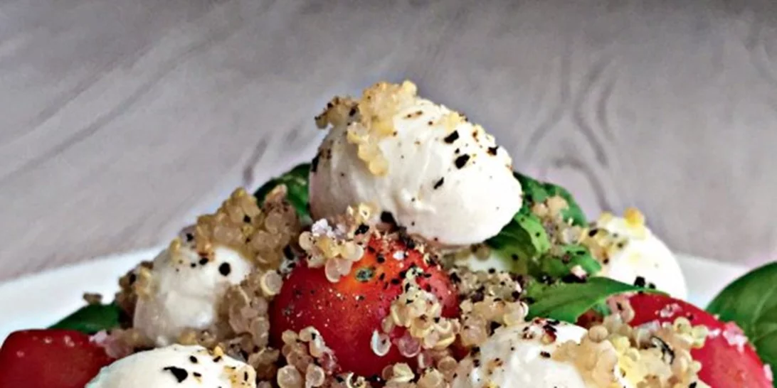 Σαλάτα με κινόα, ντοματίνια και μοτσαρέλα γεμάτη υψηλής ποιότητας πρωτεΐνη από το σεφ-διαιτολόγο