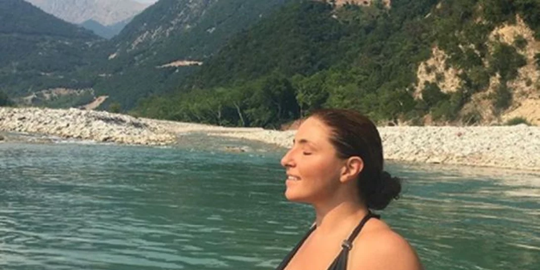 Έλενα Παπαρίζου: Βουτιές σε ποτάμι με μαύρο ολόσωμο μαγιό