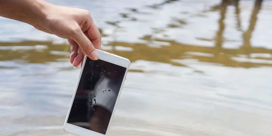 Βρήκαμε το κόλπο που θα σώσει το κινητό σου αν πέσει στο νερό