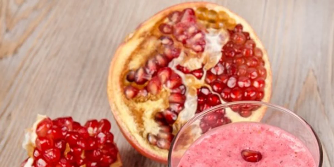 Smoothie αποτοξίνωσης με ρόδι και μπανάνα