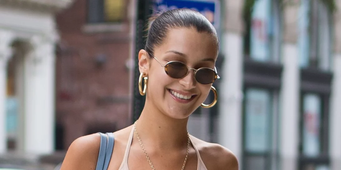 Bella Hadid: Με τέλειο outfit για τον μεταβατικό καιρό