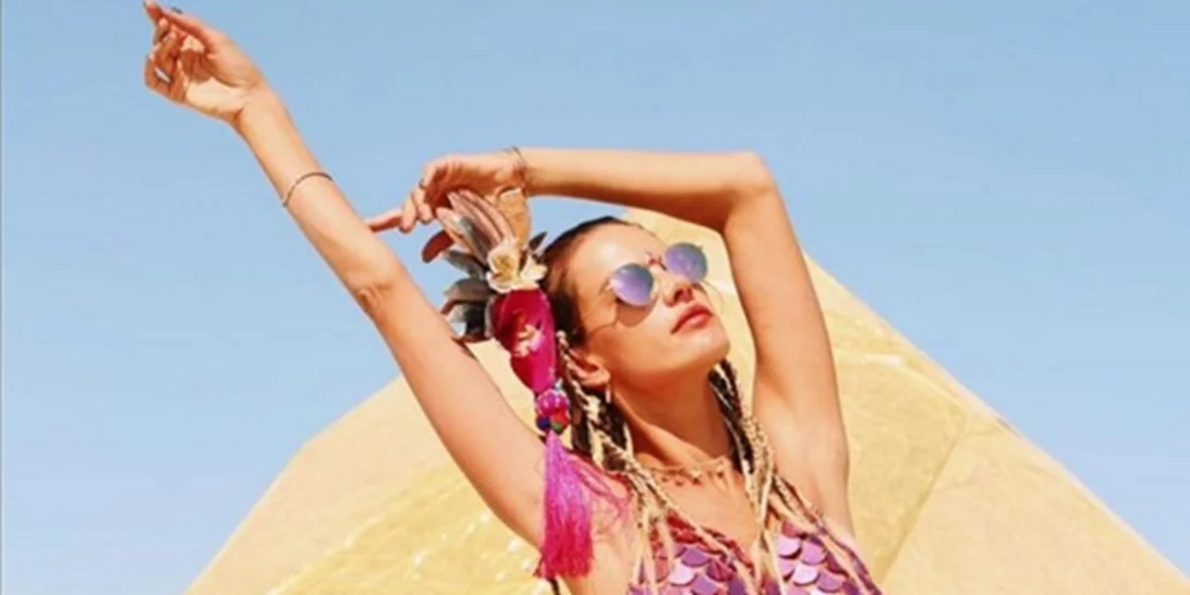 Alessandra Ambrosio: Με τα «φτερά» της στην έρημο!