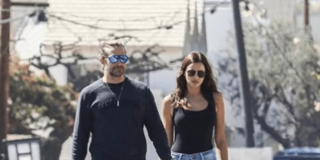 #CoupleGoals: Ο Bradley Cooper κάνει μασάζ στην Irina Shayk στην παραλία (και οι 2 με μαγιό)