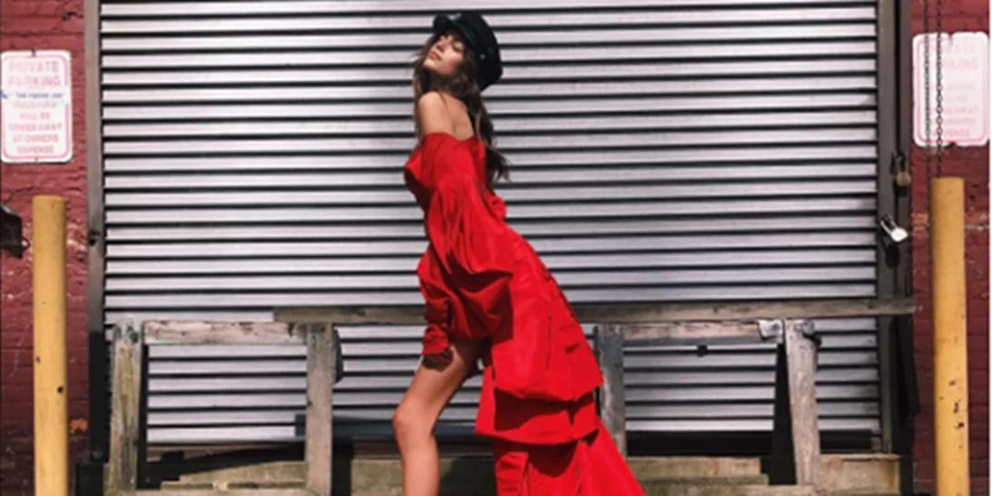 Kaia Gerber: Ποζάρει με κόκκινο φόρεμα και δηλώνει... ντροπαλή