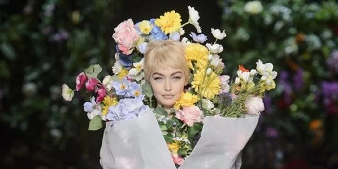 Το φλοράλ όπως δεν το έχεις ξαναδεί στο show του οίκου Moschino